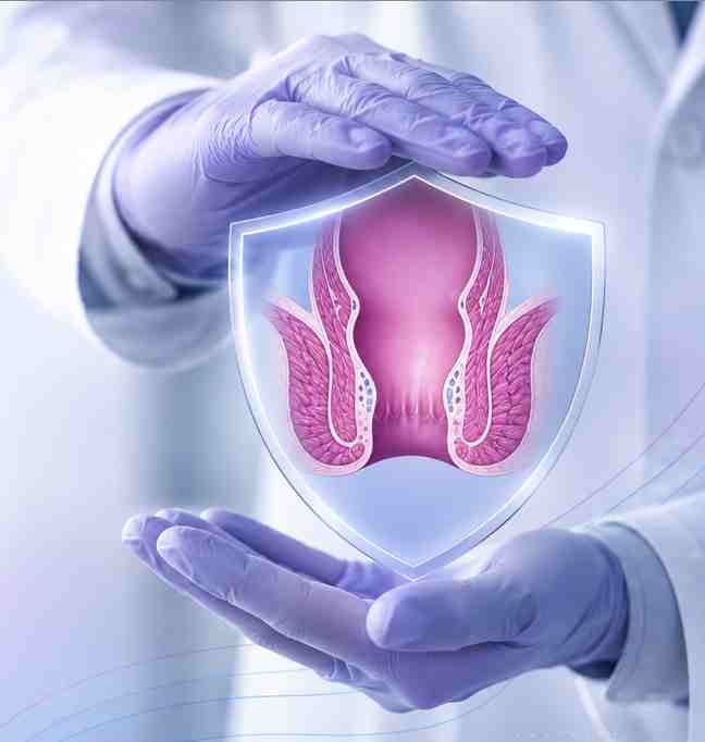Médica protegendo uma ilustração anatômica da região anal, representando os cuidados para prevenir a estenose anal